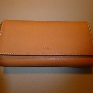 NWT Fossil Emma Flap Cluth (tan)